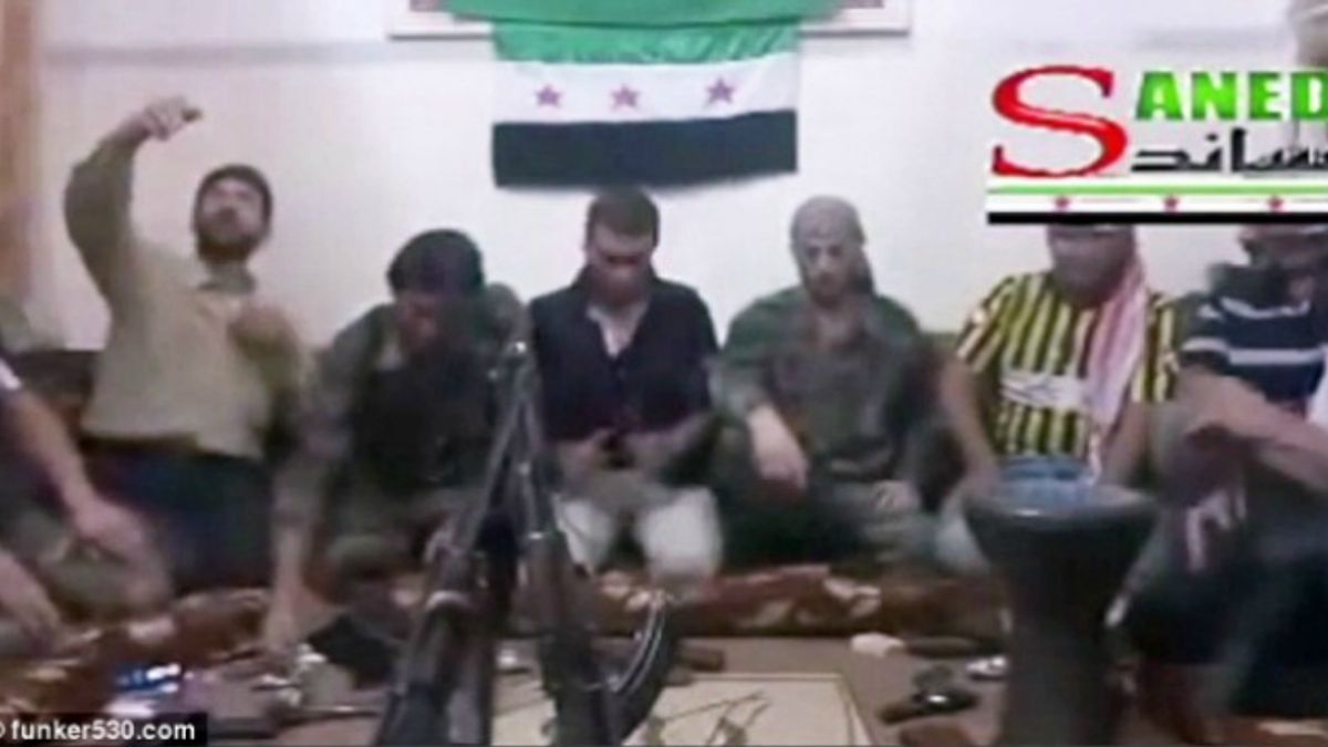 Сирійський повстанець випадково підірвав себе з друзями під час селфі - фото 1