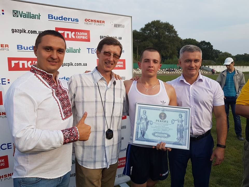 Студент встановив вражаючий рекорд України з присідань