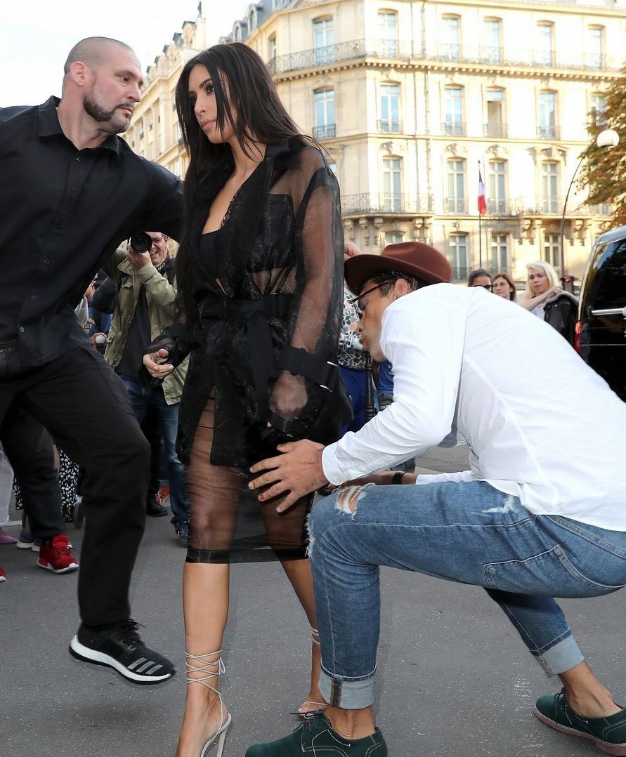 Український журналіст намагався поцілувати сідниці Кім Кардашьян