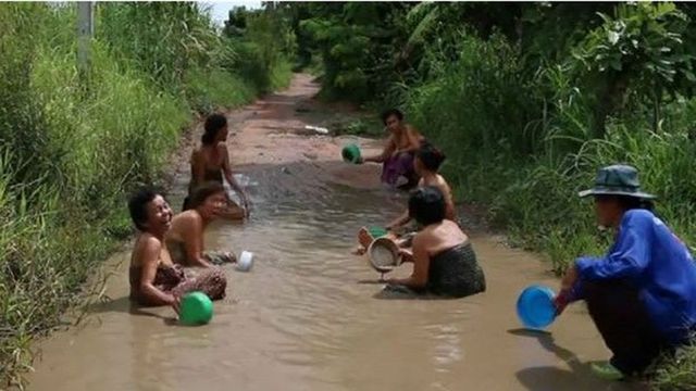 Тайські жінки купаються в калюжах на знак протесту - фото 106703