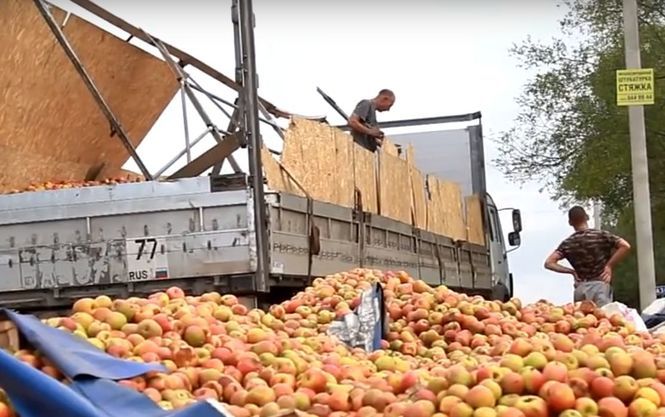 Як у Криму всім селом крали "халявні" яблука з поламаної вантажівки