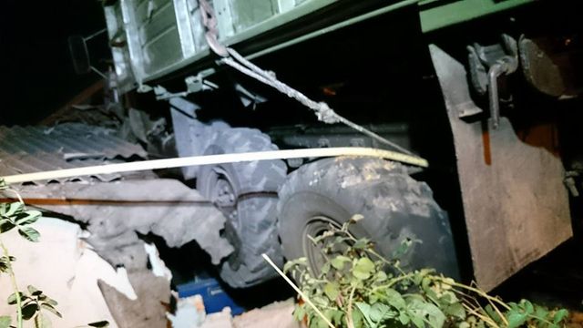 Вантажівка вилетіла на дах будинку в Харкові - фото 103577