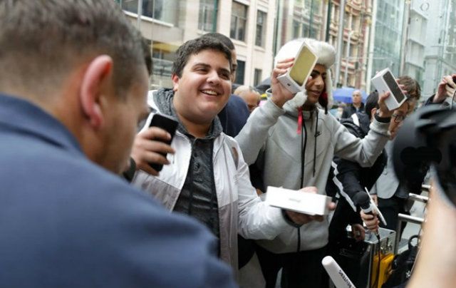 Шалені черги: продажі iPhone 7 офіційно стартували