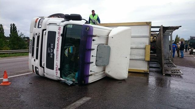 Перевернута вантажівка - фото 105716