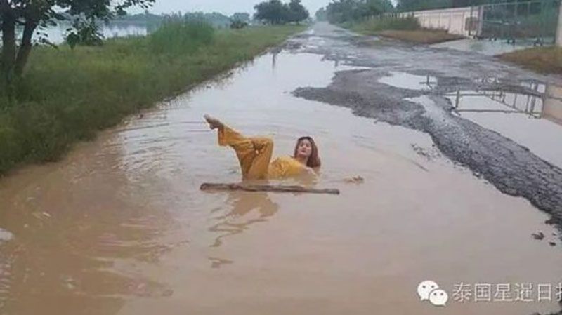 Тайські жінки купаються в калюжах на знак протесту