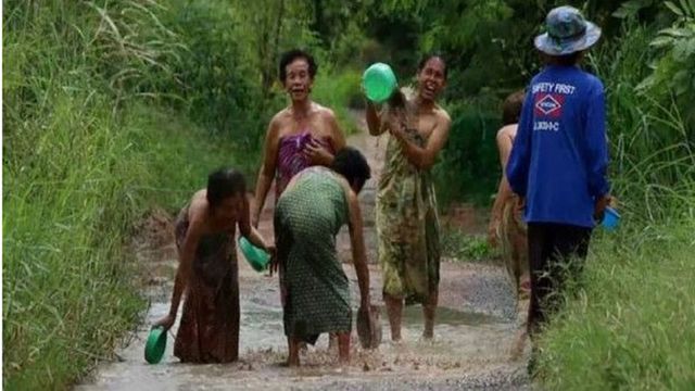 Тайські жінки купаються в калюжах на знак протесту - фото 106701