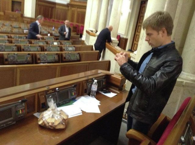 У Раді депутати побилися через сухарі: з'явилося відео