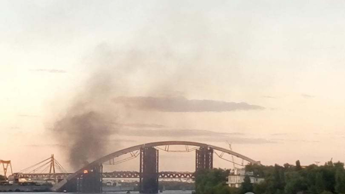 У Києві горить недобудований міст - фото 1