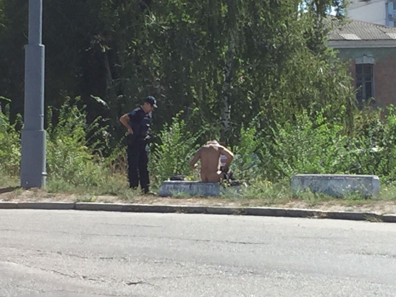 У Дніпрі водіїв зустрічав голий чоловік