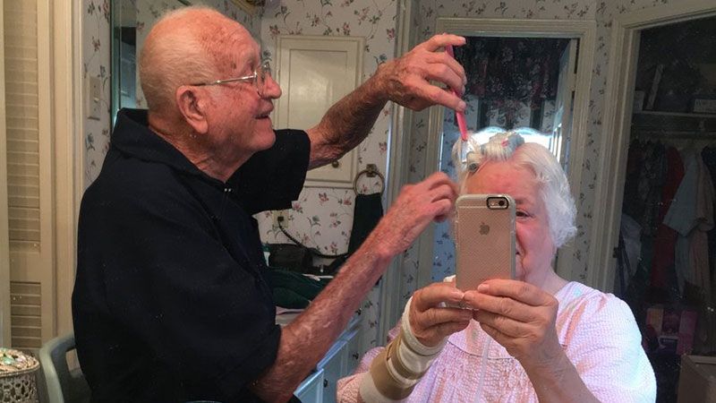 Фото старенької закоханої пари розчулило мережу