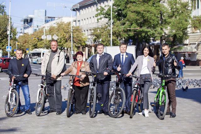 Міськрада Маріуполя пересіла на велосипеди - фото 105061