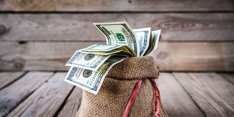 Українці масово забирають гроші з депозитів