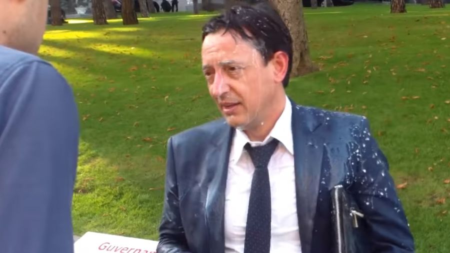 На міністра фінансів Молдови вилили відро молока посеред вулиці: епічне відео