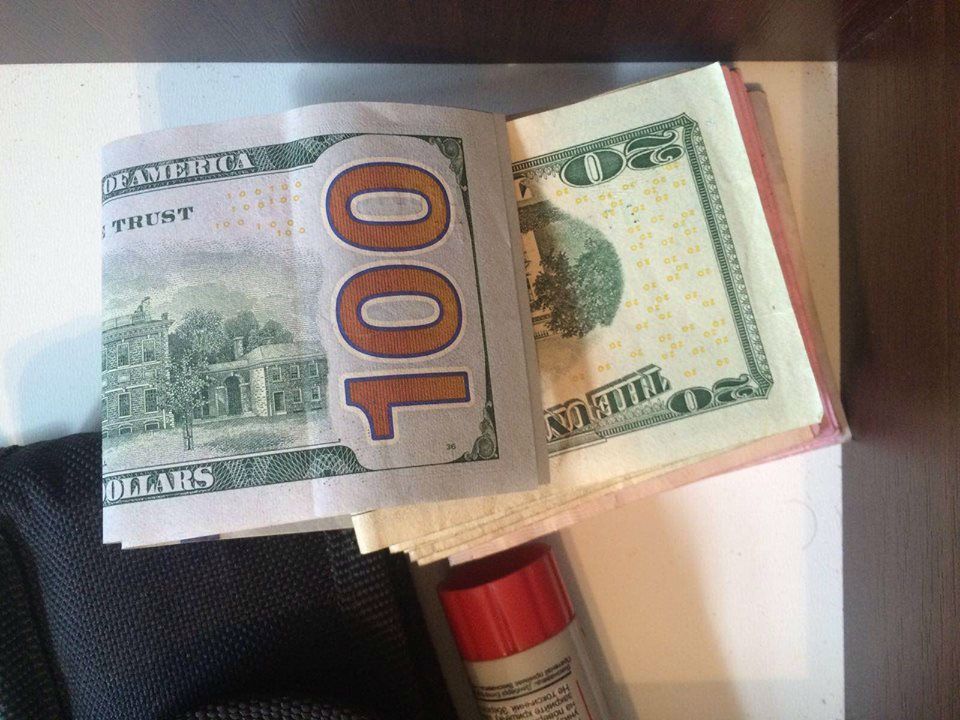 Інспектор намагався передати гроші у сумі 400 доларів - фото 1