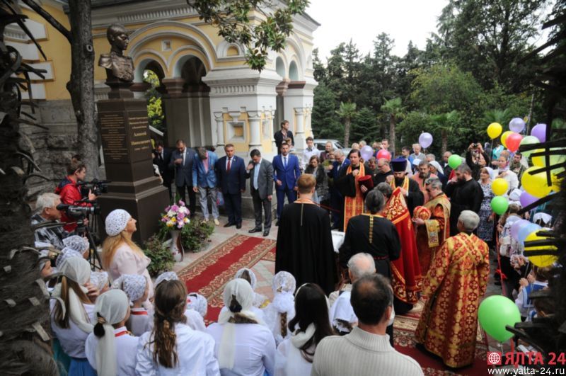 В окупованій Ялті сконфузилися з новим пам'ятником: з'явилися фото