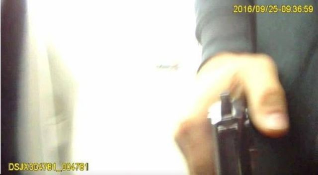 Що зняла камера загиблого поліцейського: оприлюднено фото- фото 105842