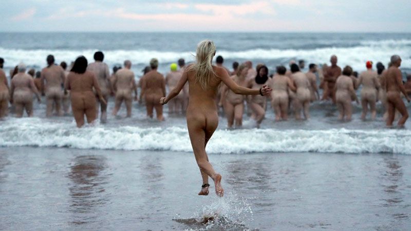 Півтисячі голих британців "окупували" Північне море (18+)