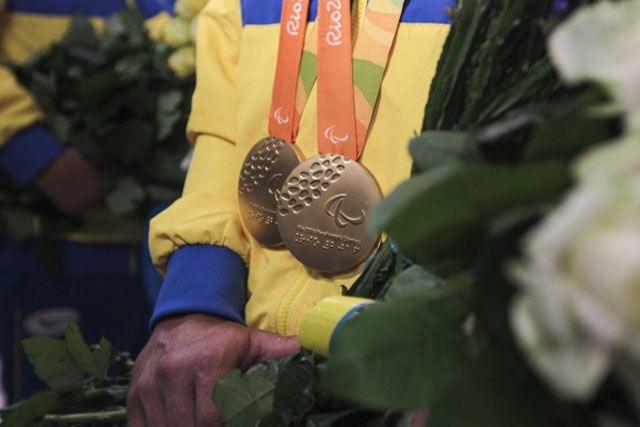 Як зустріли українських паралімпійців: зворушливі фото - фото 104933