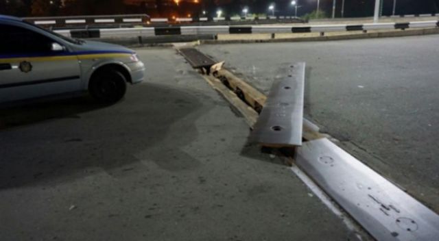 На Дніпровщині розійшовся міст: 10 авто пошкоджено
 - фото 105863