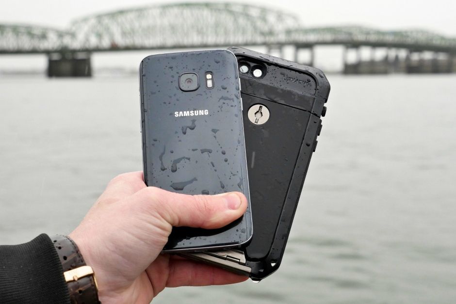 Відеотест на водостійкість iPhone 7 і Samsung Galaxy S7 підкорив мережу