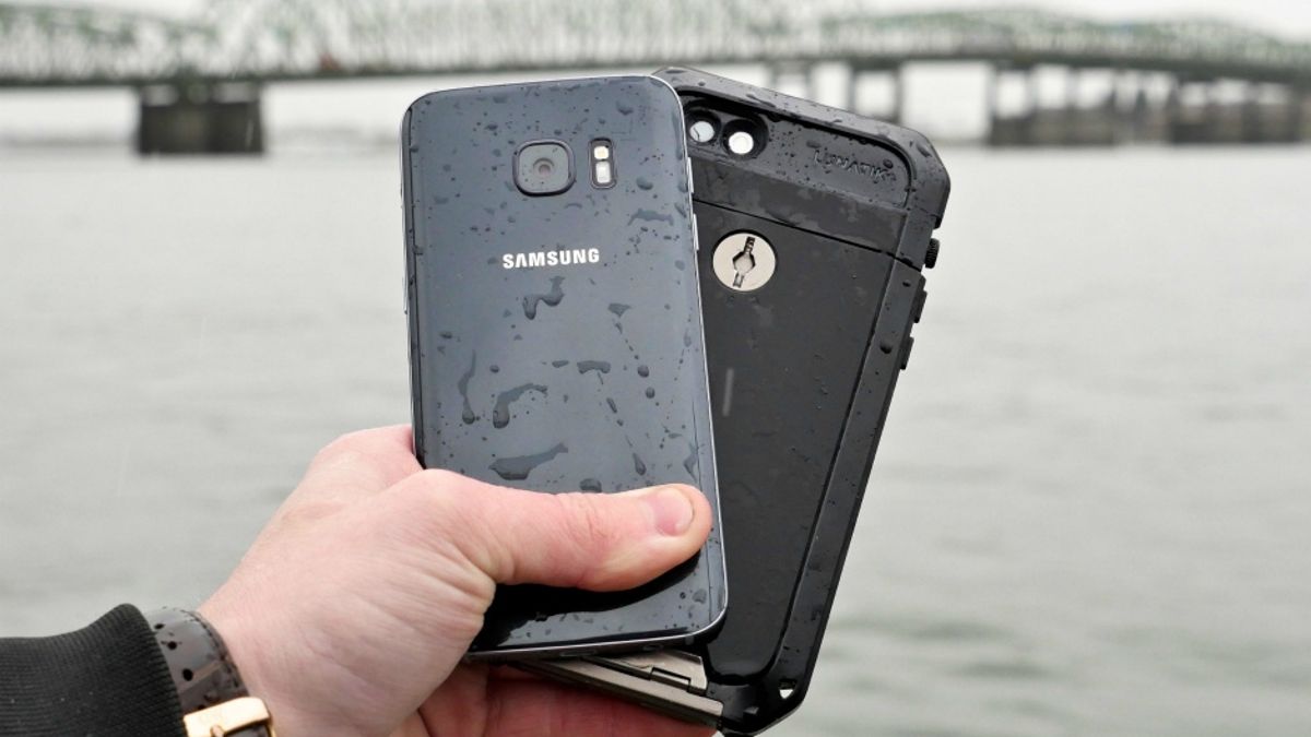 Блогер перевірив на водостійкість iPhone 7 і Samsung Galaxy S7 - фото 1