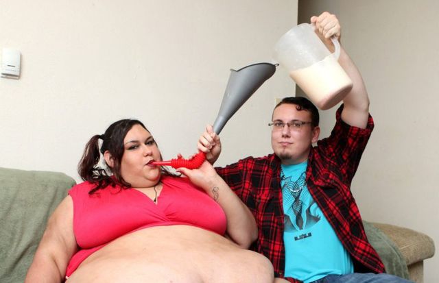 300-кілограмова жінка хоче стати найбільшою в світі, щоб перестати рухатися - фото 102042