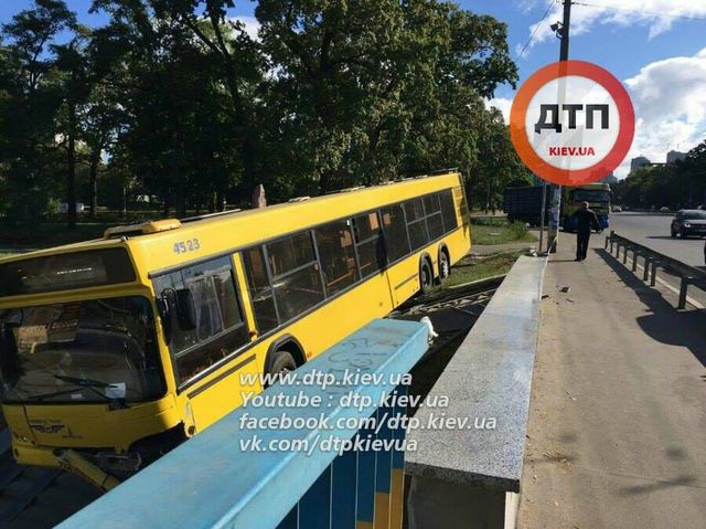 Київський автобус з пасажирами влетів у підземний перехід - фото 103972