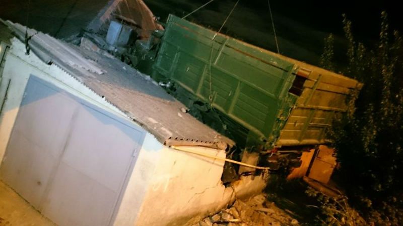 Вантажівка вилетіла на дах будинку - фото 1