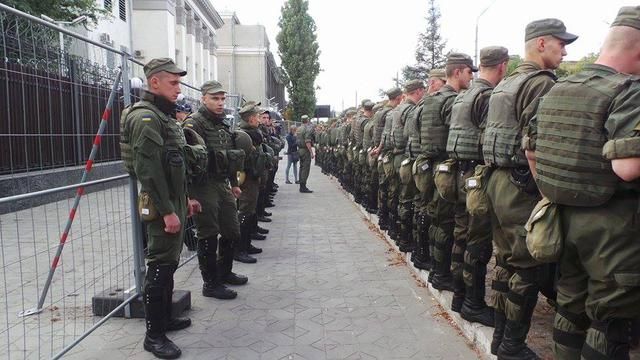 Активісти намагалися заблокувати прохід на територію посольства РФ в Києві - фото 1