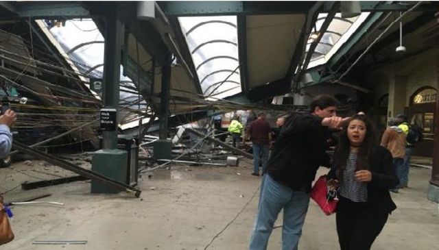 Потяг врізався у вокзал у США: перші фото та відео - фото 106725