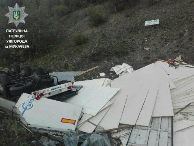 На трасі Київ – Чоп перекинулася вантажівка