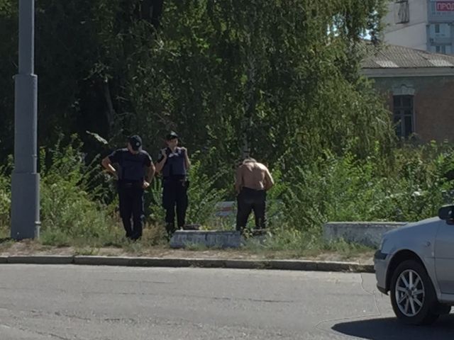 У Дніпрі водії зустрічав голий чоловік - фото 103311