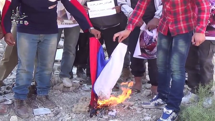 У Сирії на знак протесту показово спалили прапор Росії