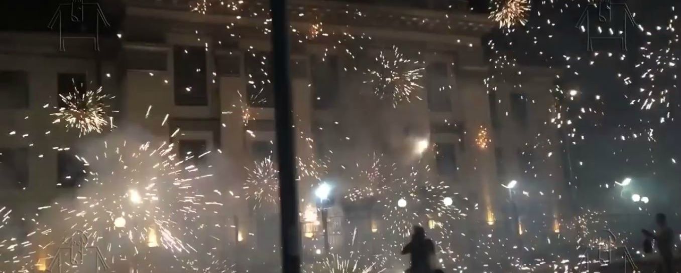 Посольство Росії у Києві закидали фаєрами