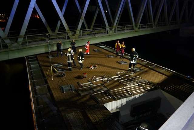 У Німеччині круїзний корабель зіткнувся з мостом: є загиблі - фото 102669