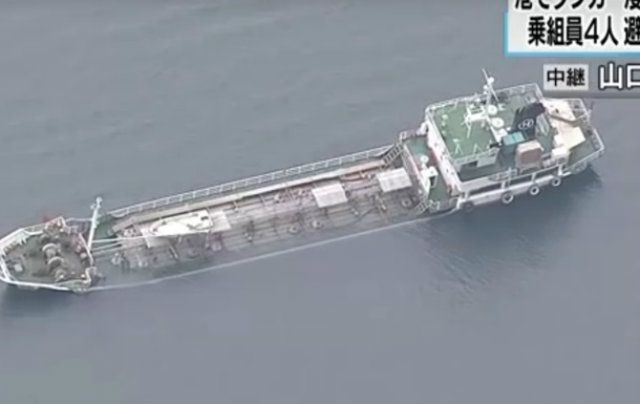 У Мережі з'явилося відео величезного танкера з хімікатами, що тоне