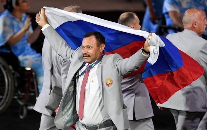 Рішення винести прапор РФ прийняла вся білоруська делегація - фото 1