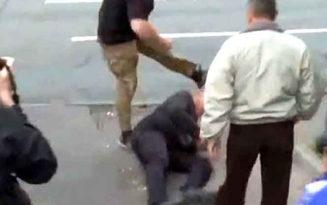 Під посольством РФ у Києві сталась сутичка між активістом і громадянином Росії