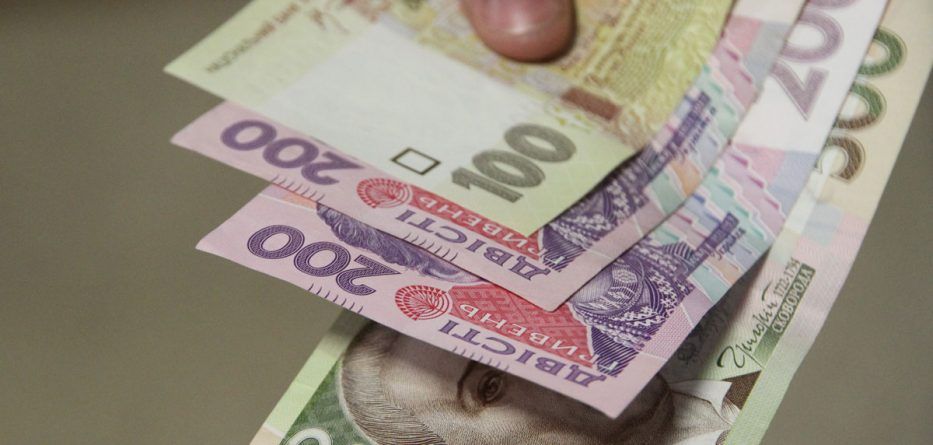 Чиновник украв гроші у двох шкіл та дитячого садка