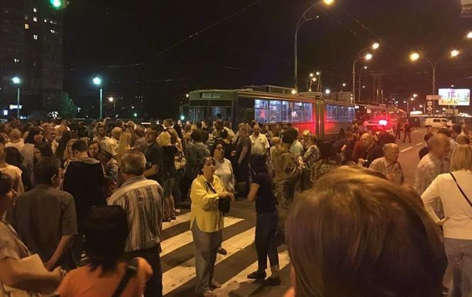 Кияни перекрили дорогу навпроти скандального будівництва торгового центру