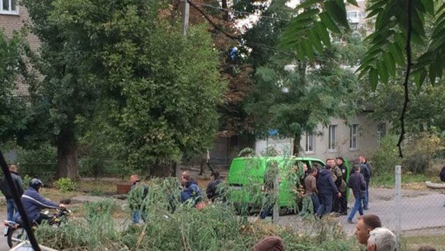 Правоохоронці намагаються вести з ним переговори - фото 1