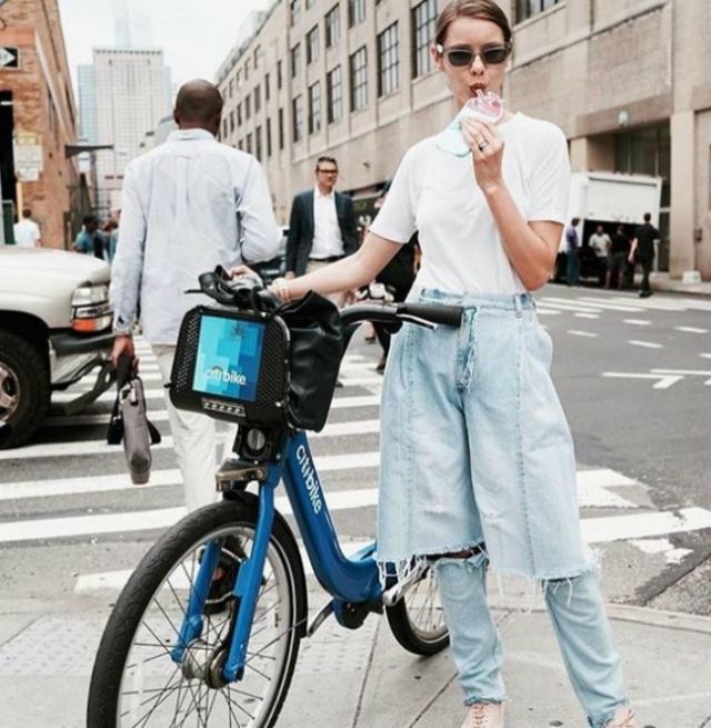 Vogue назвав хітом джинси від українського дизайнера
 - фото 101334