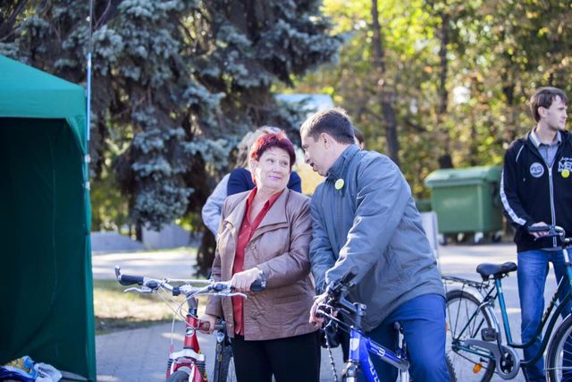 Міськрада Маріуполя пересіла на велосипеди - фото 105062