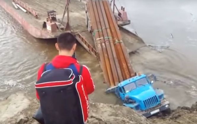 Мережу підірвало відео з росіянами, які втопили в річці вантажівку