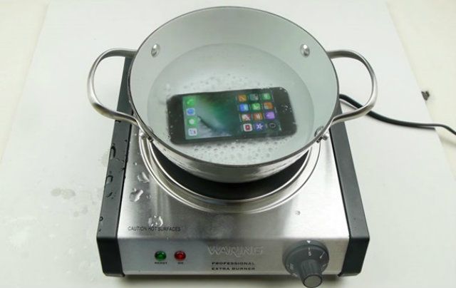 Як знущаються над iPhone 7: гаджет занурили в окріп та заморозили в Coca-Cola