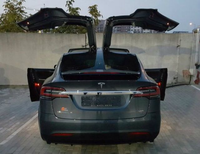 До Львова привезли перший в Україні електрокар Tesla Model X
