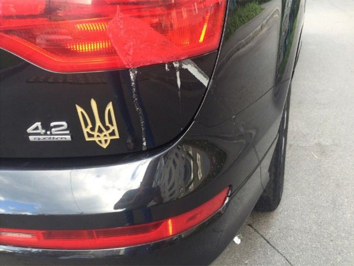 У Харкові невідомі полюють на машини з українською символікою