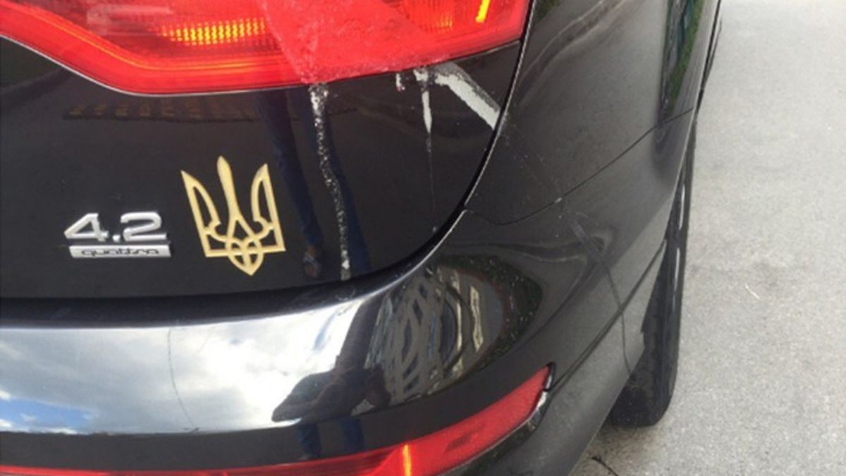 У Харкові вандали руйнують машини з українською символікою - фото 1