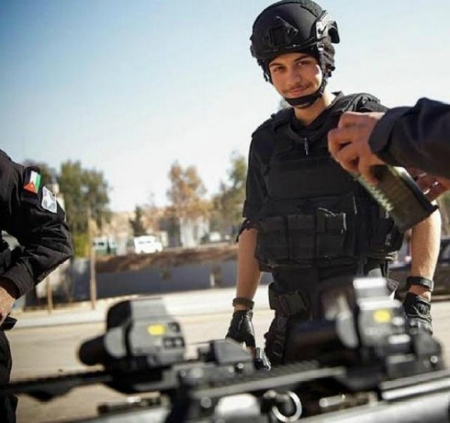 Як виглядають будні наслідного принца Йорданії 
 - фото 101479