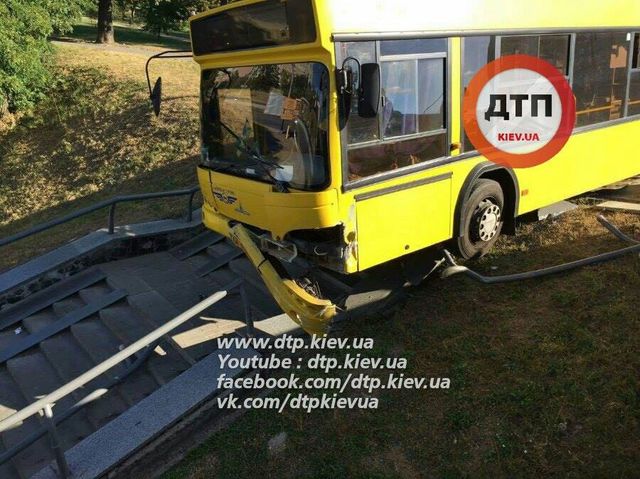 Київський автобус з пасажирами влетів у підземний перехід - фото 103971